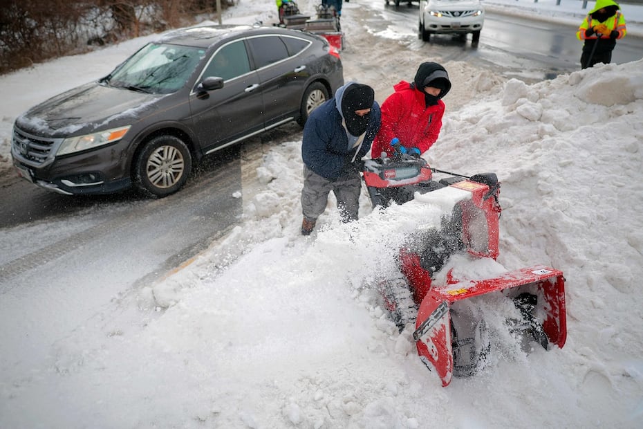 Trabajadores intentan remover la nieveen una carretera estatal en Silver Spring, Maryland. FOTO: AFP
