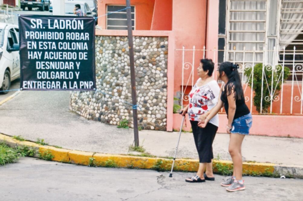 Desesperados, los vecinos de la calle Alfonso Taracena colocaron mantas con elocuentes mensajes a la delincuencia y ni así frenan la inseguridad. (LUMA LÓPEZ. EL UNIVERSAL)