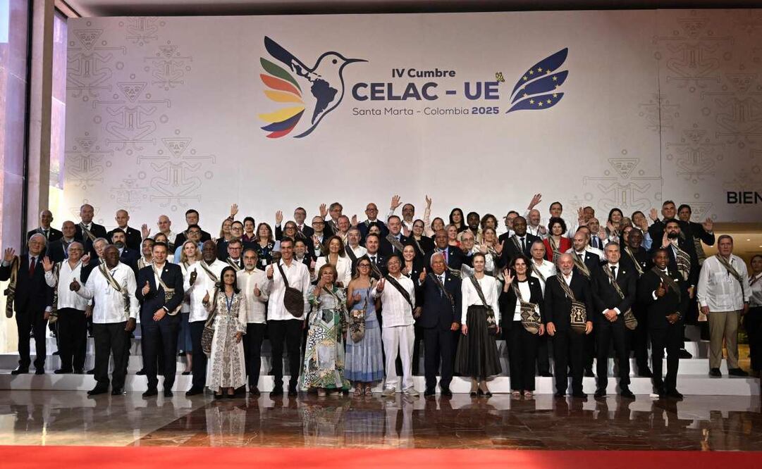Jefes de Estado y representantes posan para la foto oficial previa a la Cumbre CELAC-UE en Santa Marta, Colombia, el 9 de noviembre de 2025. Foto: AFP