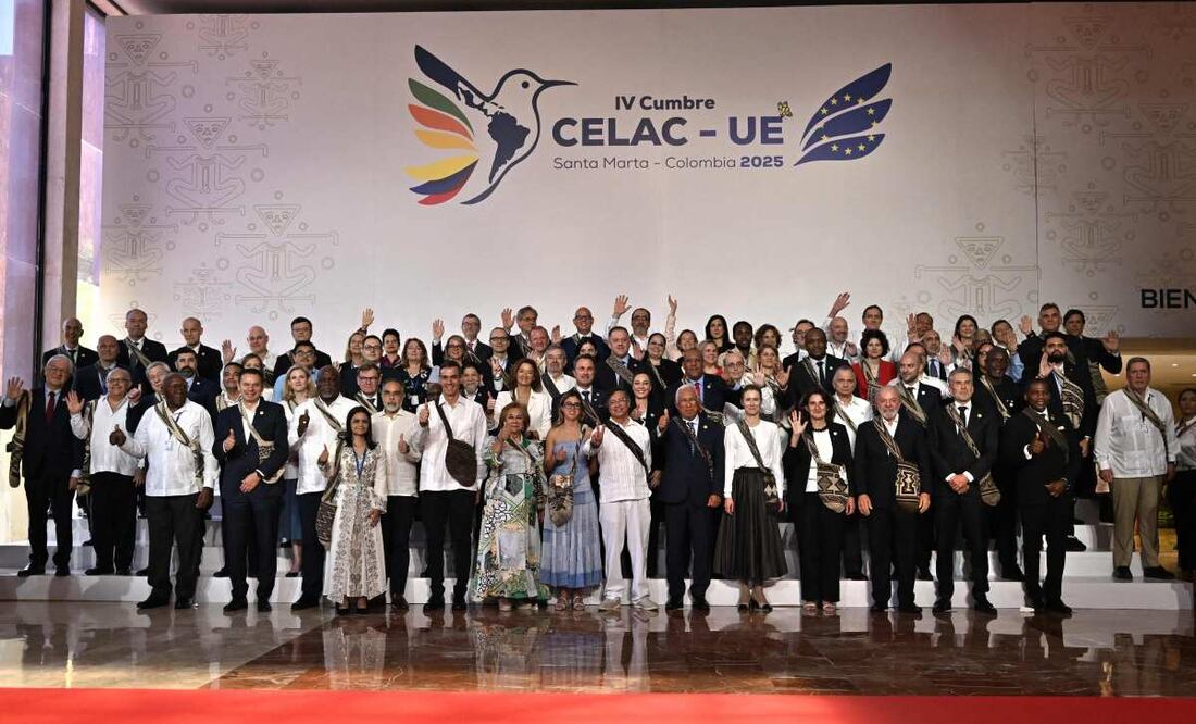Jefes de Estado y representantes posan para la foto oficial previa a la Cumbre CELAC-UE en Santa Marta, Colombia, el 9 de noviembre de 2025. Foto: AFP