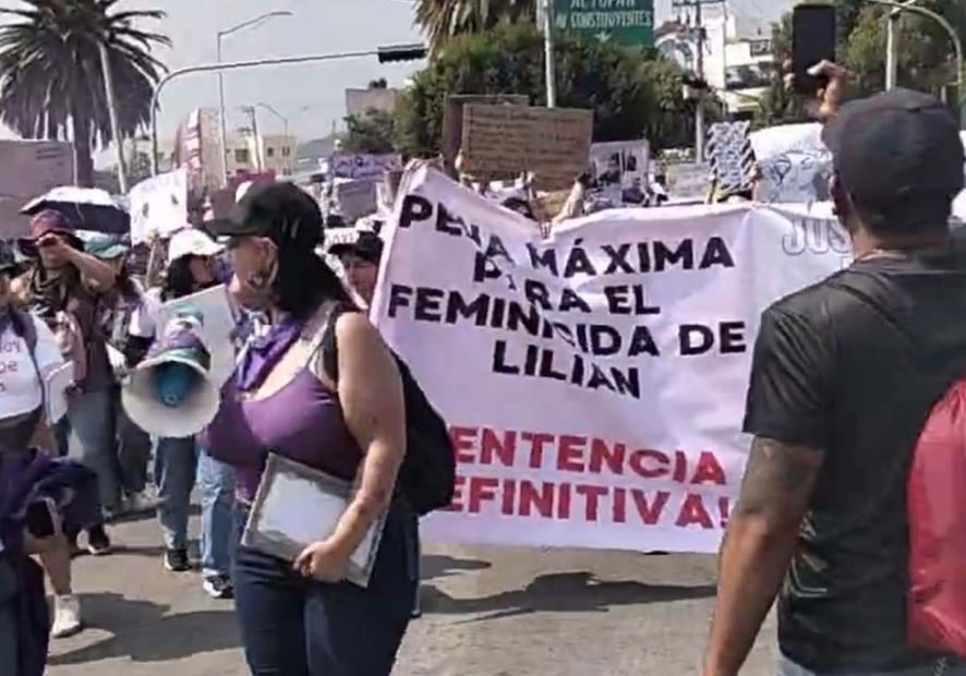 El pasado 8 de marzo, amigos y familiares de Lilian Escudero portaban pancartas para exigir justicia por su feminicidio. Foto: Especial