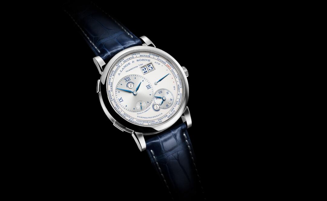 Lange 1 Time Zone “25th Anniversary" muestra una segunda zona horario, la cual se puede ajustar con un pulsador situado a las 8 h.