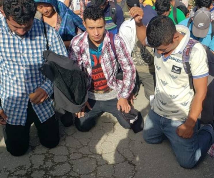 Caravanas de migrantes hondureños avanzan de Guatemala hacia México