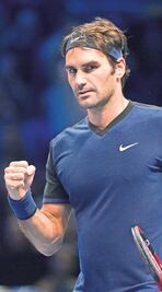 Federer da lección a Djokovic