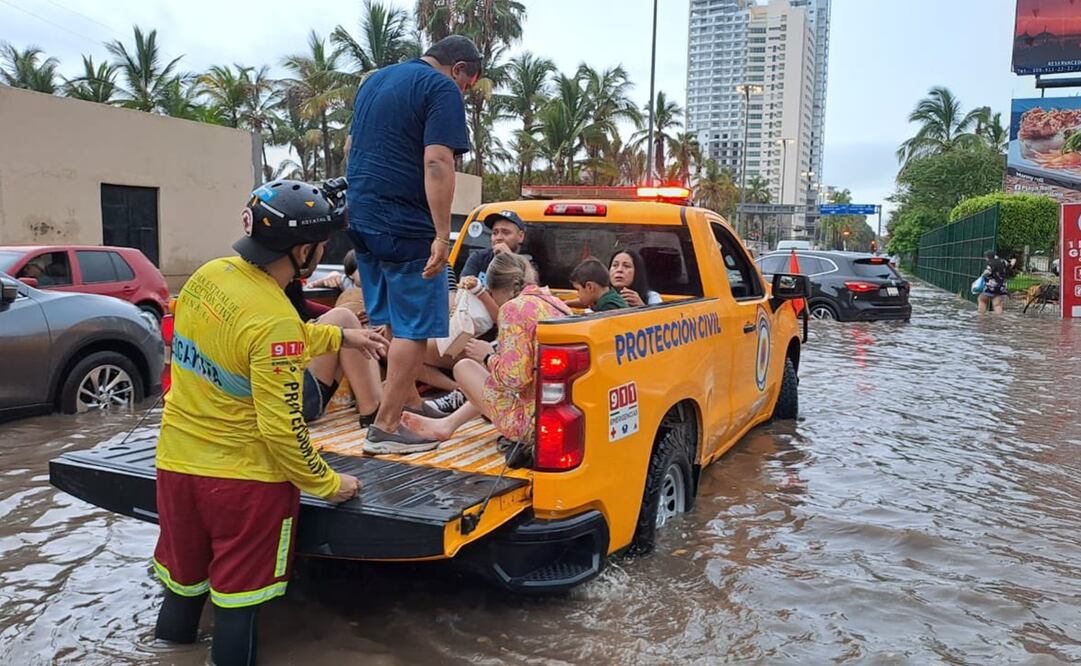 Protección Civil de Sinaloa auxilia a personas varadas por inundaciones a causa del huracán Beatriz / Foto: @oscarosuna10