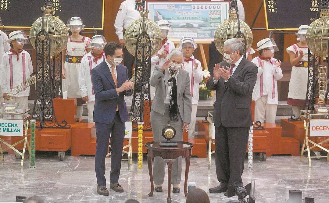 Olga Sánchez Cordero, titular de la Secretaría de Gobernación, fue la encargada de dar el campanazo inicial del sorteo. Foto: GERMÁN ESPINOSA. EL UNIVERSAL