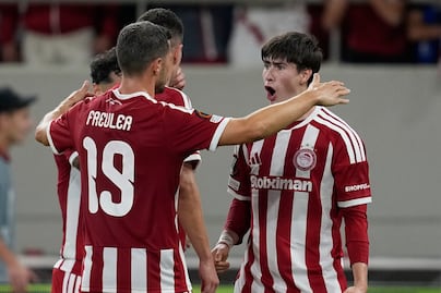 La Hormiga González sigue encendido con el Olympiacos y anota su primer gol en Europa League