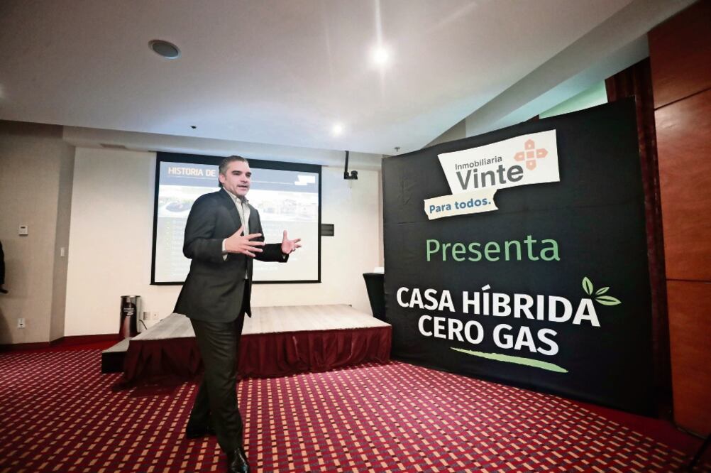 Sergio Leal, director de Vinte, dijo que la vivienda tiene un costo aproximado de 480 mil pesos. La desarrolladora planea emitir un bono verde este año en la BMV para seguir equipando casas con tecnología para no utilizar gas. Foto: ALEJANDRA LEYVA.