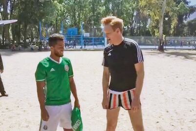 Conan O’Brien se echa una cascarita con Giovani Dos Santos 