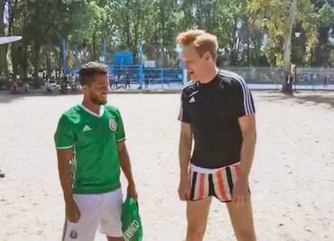 Conan O’Brien se echa una cascarita con Giovani Dos Santos