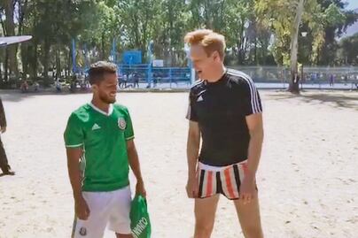 Conan O’Brien se echa una cascarita con Giovani Dos Santos