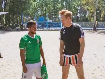 Conan O’Brien se echa una cascarita con Giovani Dos Santos