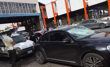 Cae plafón de puente peatonal del Metro Villa de Cortés y daña dos autos