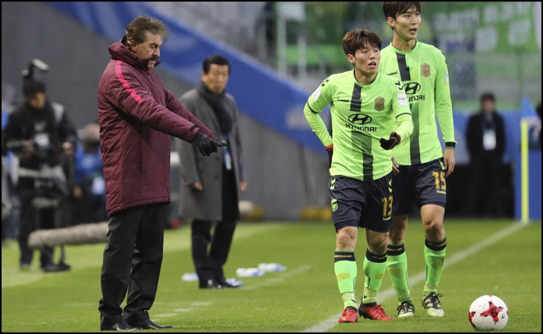 Ricardo La Volpe da indicaciones en el partido frente al Jeonbuk de Corea del Sur (Foto: AP)