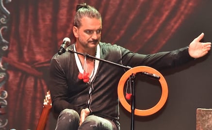 En pleno concierto de Ricardo Arjona, fan se quita la ropa y se queda en lencería