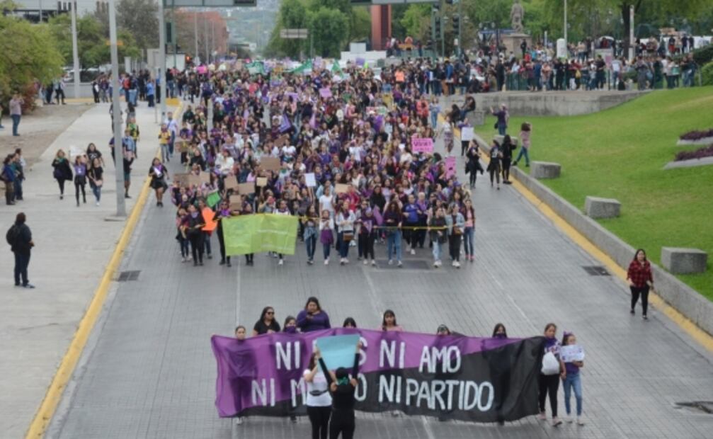 Mujeres marchan por el 8M en los estados