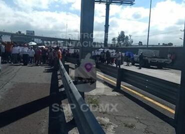 Manifestantes bloquean circulación en la autopista México-Puebla
