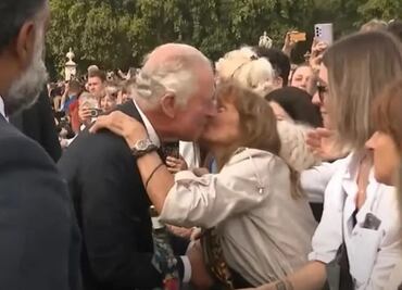 VIDEO. “Es encantador, es perfecto””: Mujer se salta el protocolo y planta beso a Carlos III