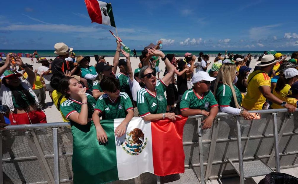 Aficionados animan a la escuadra mexicana frente a Miami Beach. (11/06/26) Foto: AP