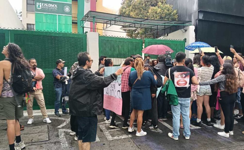 Familia de Paola Buenrostro pide reclasificar el caso como transfeminicidio; Fiscalía lleva audiencia como homicidio.
(01/09/26) Foto: Especial.