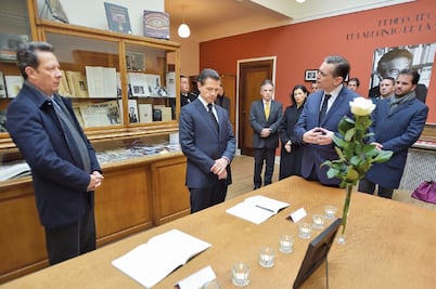 Rinde homenaje EPN a mexicanos caídos en París