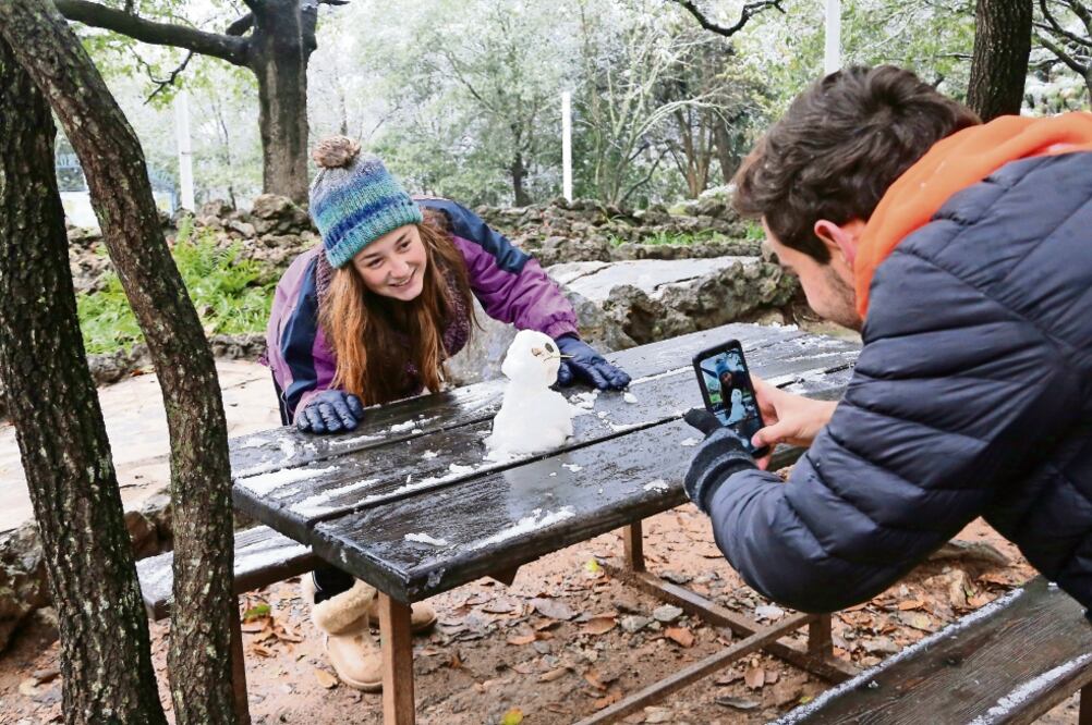 Ciudadanos acudieron a la Meseta de Chipinque, en San Pedro Garza García, Nuevo León, a jugar con el aguanieve. (EMILIO VÁSQUEZ. EL UNIVERSAL)