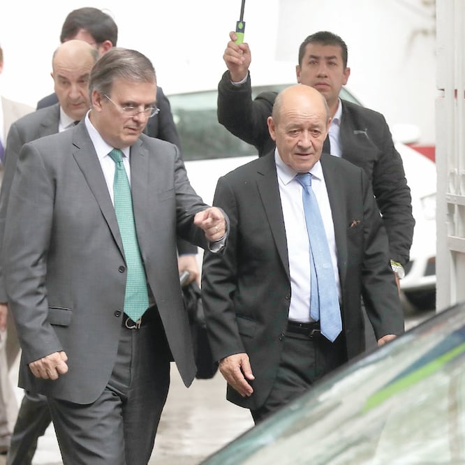 Marcelo Ebrard, futuro canciller, se reunió con el ministro de Relaciones Exteriores de Francia, Jean-Yves Le Drian, en la casa de transición. El mexicano dijo que el país no debe discriminar a naciones. Foto:  IRVIN OLIVARES. EL UNIVERSAL