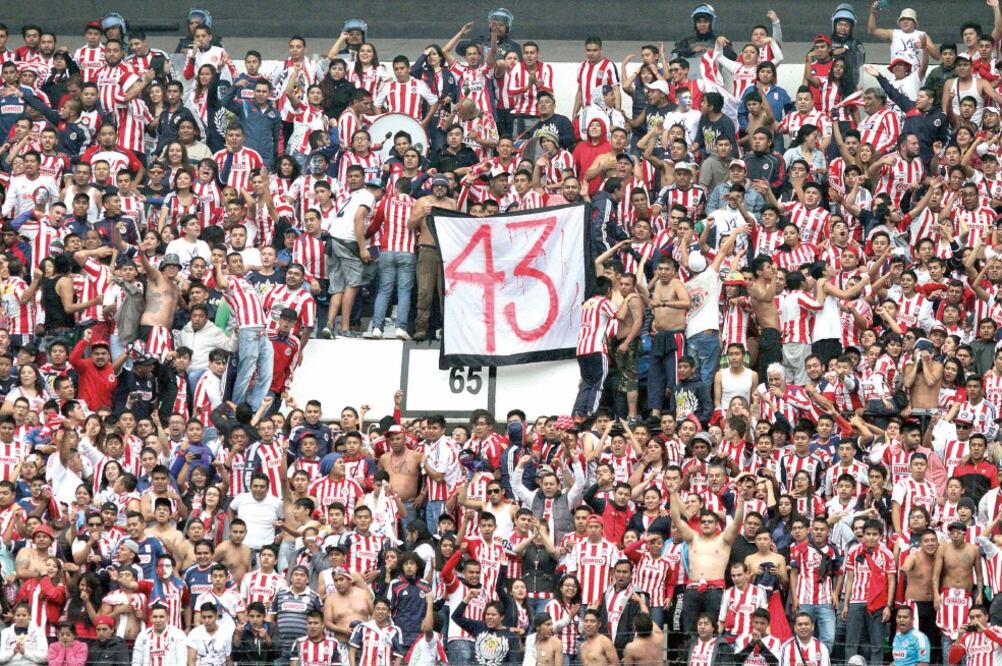 En la porra del Guadalajara las expresiones por los desaparecidos surgieron en una gran manta con el "43" (CARLOS MEJÍA. EL UNIVERSAL)