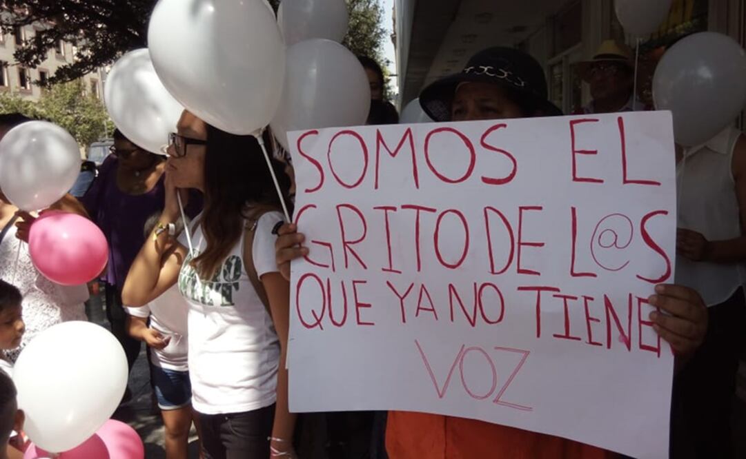 Manifestantes piden justicia por mujeres y niñas asesinadas. (FOTO: David Carrizales. EL UNIVERSAL)