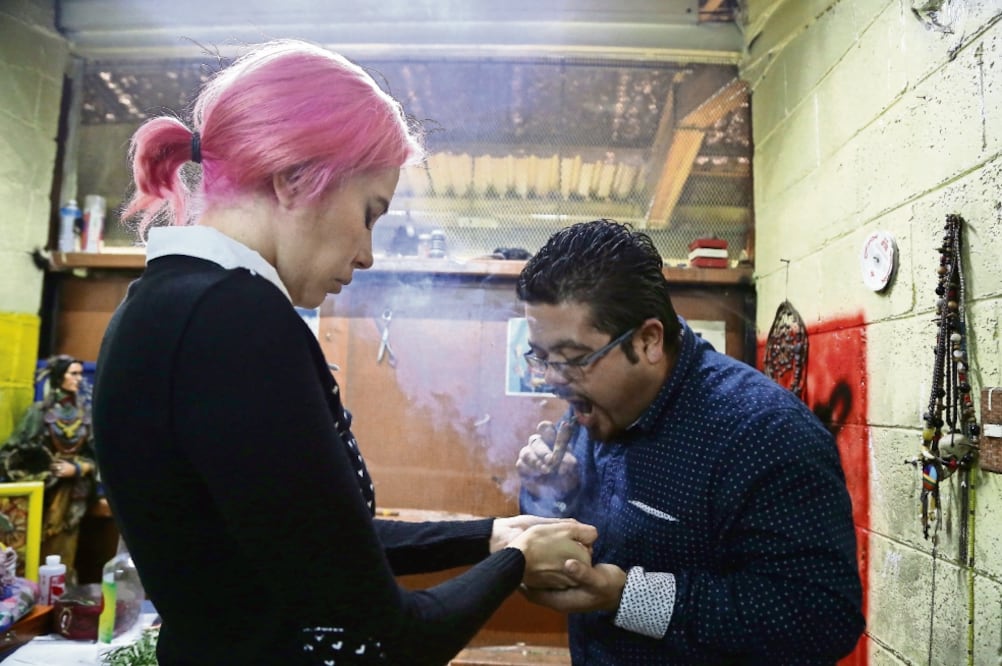 Comerciantes que se dedican a la venta de amuletos y a hacer limpias desde hace más de 35 años aseguran que la gente principalmente los visita por cuestiones de dinero. (BERENICE FRAGOSO)