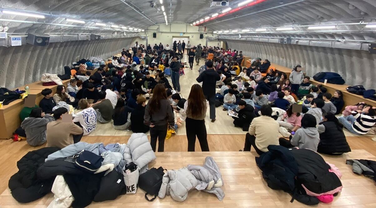 Los residentes de la isla Yeonpyeong, al noroeste de Corea del Sur, refugiándose este viernes 5 de enero de 2024. Foto: EFE
