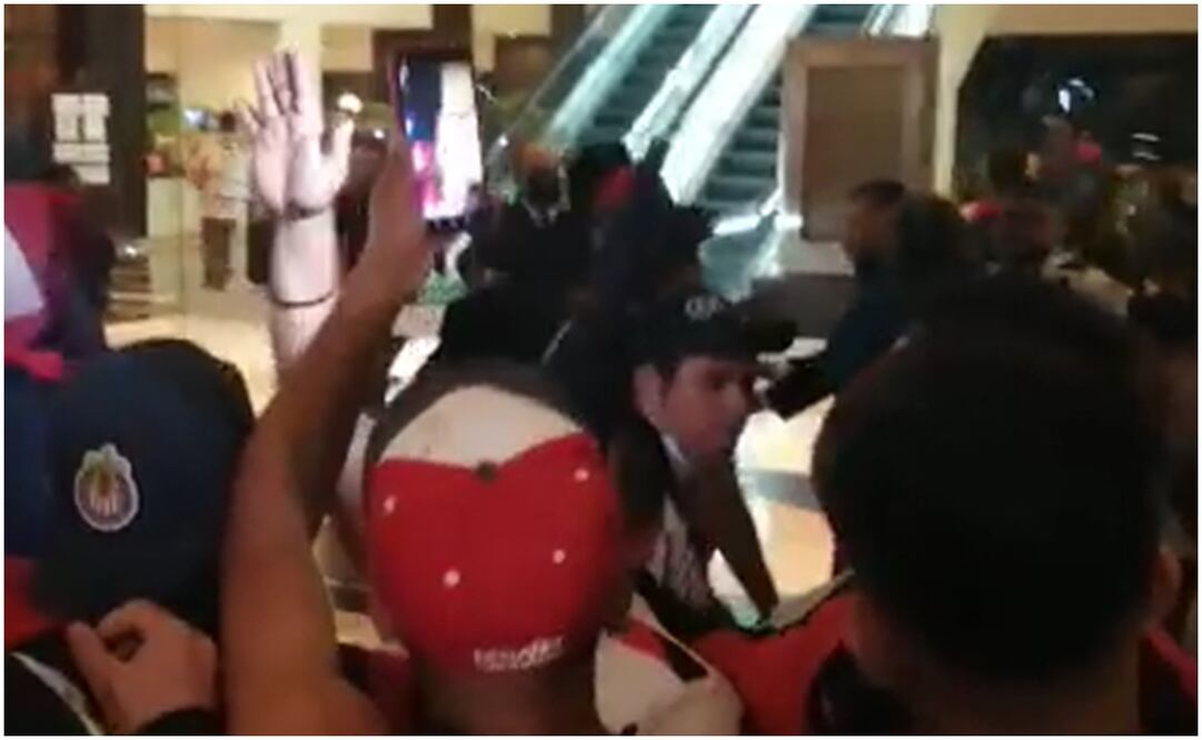 La protesta de Chivas se sale de control, aficionados encaran a jugadores y rompen puertas del hotel