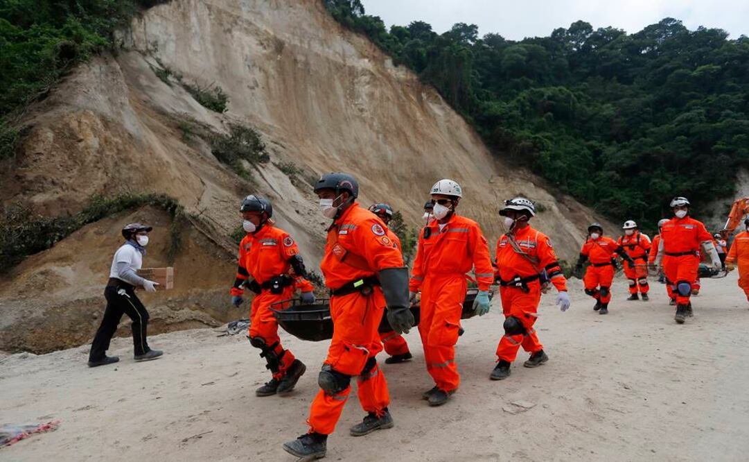 Rescatistas siguen encontrando cuerpos sin vida de entre los escombros. (Foto: AP / Moisés Castillo)