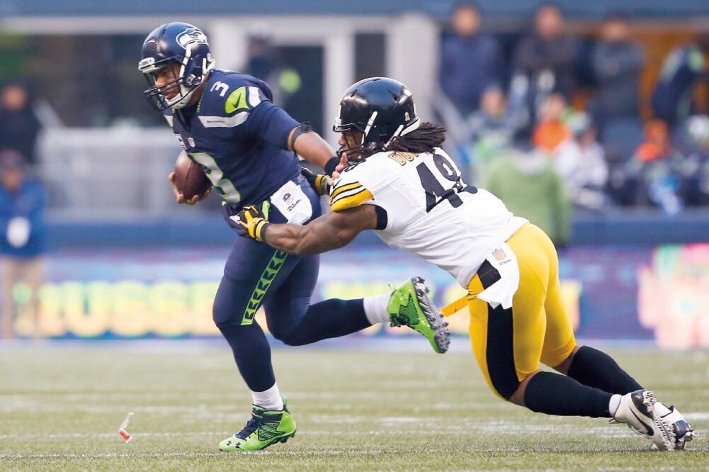 Russell Wilson (3) logra eludir a Bud Dupree y evita la captura (JOE NICHOLSON. USA TODAY SPORTS)