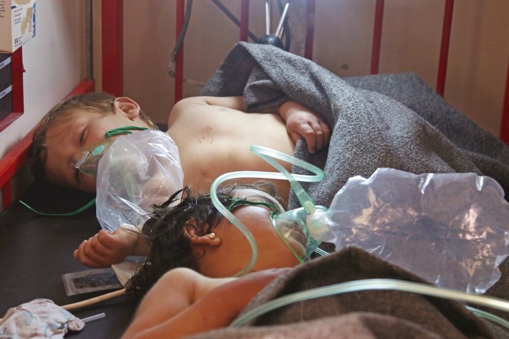 Niños sirios reciben tratamiento en un hospital luego de que la localidad de Jan Sheijun, en el noreste del país, fuera bombardeada con gas tóxico (MOHAMED AL-BAKOUR. AFP)