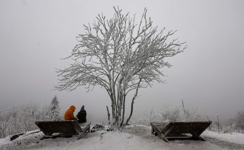 La gente disfruta de un día de niebla en la montaña Great Feldberg cubierta de nieve en Schmitten, cerca de Frankfurt, Alemania, el 3 de enero de 2026. Foto: EFE