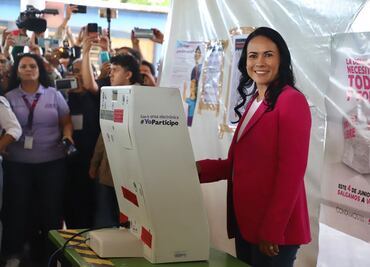 Alejandra del Moral vota en urna electrónica de Cuautitlán Izcalli