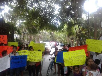 Se manifiestan en Tulum contra desalojos irregulares