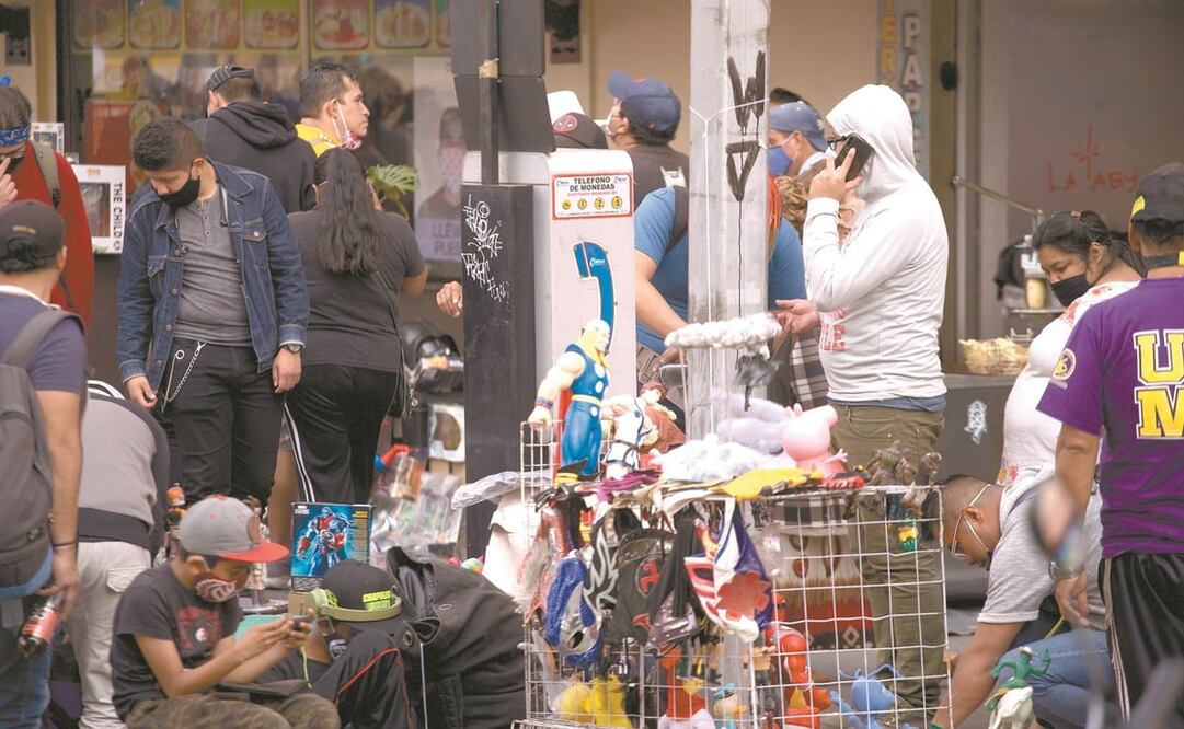En el Centro Histórico las aglomeraciones no cesaron incluso con el cierre de establecimientos como parte del primero de los 23 días del semáforo rojo en la Ciudad y el Estado de México. Fotos: Germán Espinosa. EL UNIVERSAL