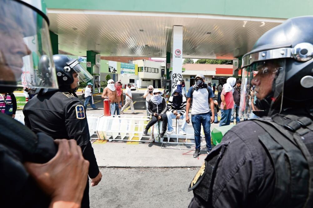 Normalistas toman gasolinera en CDMX