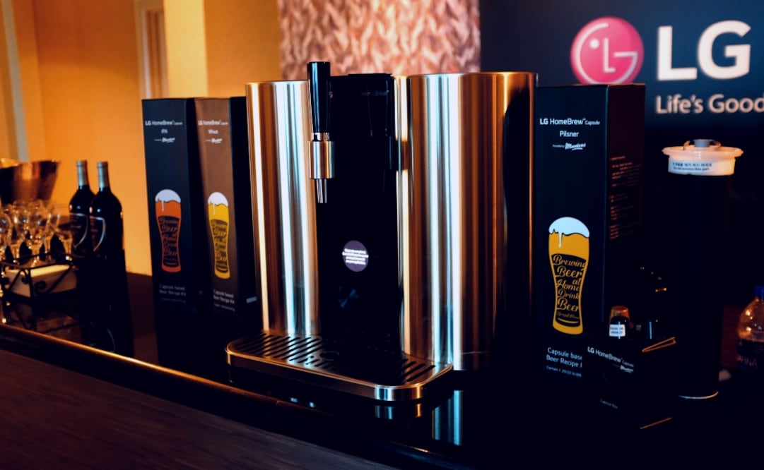 LG presenta una máquina para hacer cerveza directamente desde tu casa