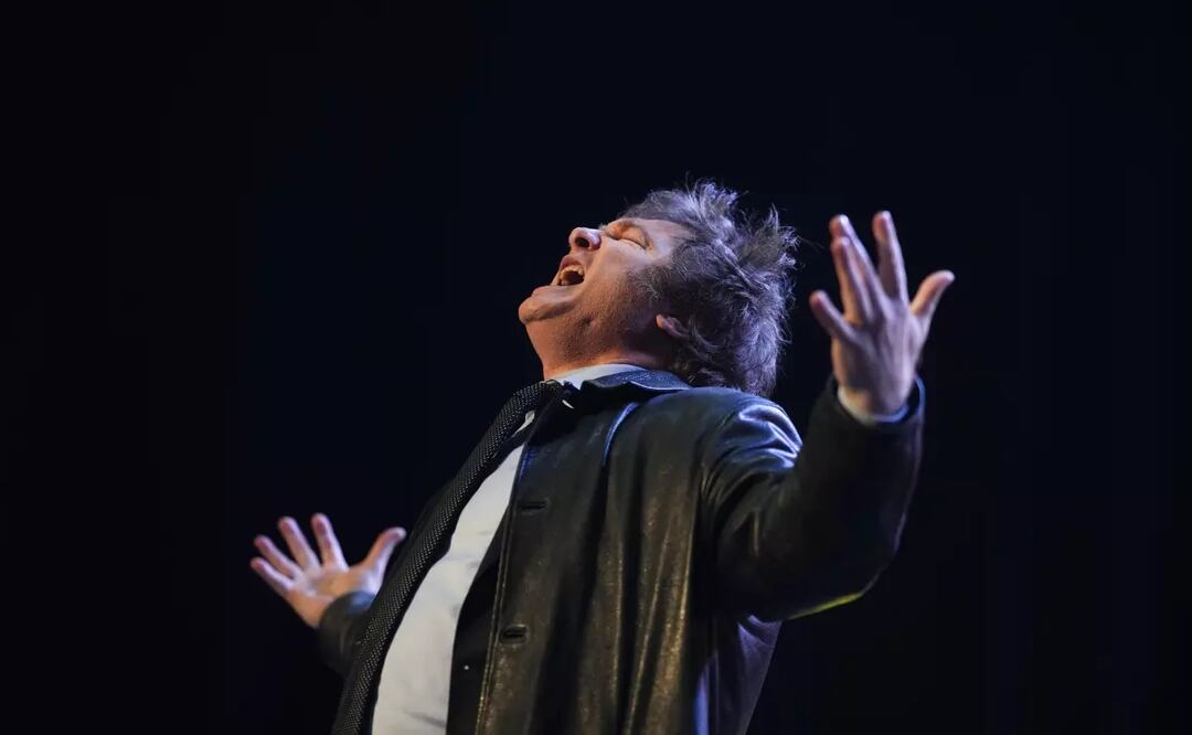 El candidato presidencial de La Libertad Avanza, Javier Milei, saluda a sus partidarios durante un mitin de campaña en Buenos Aires, Argentina. Foto: AP