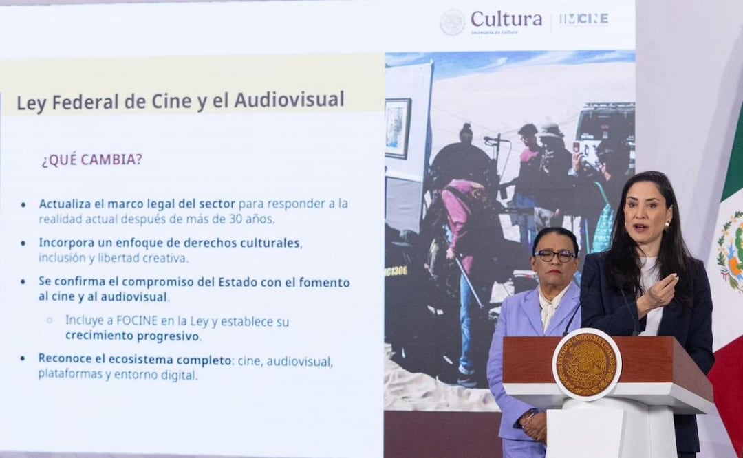 Secretaria de Cultura Claudia Curiel durante la conferencia de la presidenta Claudia Sheinbaum que encabeza este viernes la titular de la Segob Rosa Icela Rodríguez (17/04/2026). Foto: Hugo Salvador / EL UNIVERSAL