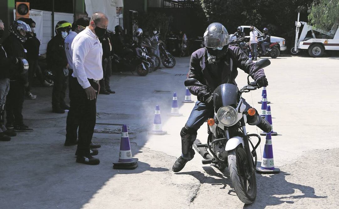 Una de las pruebas del curso consistía en frenar bajo un puñado de arena. Las llantas de las motos se derrapaban de inmediato y los motociclistas se aferraban a frenar adecuadamente. Foto: Carlos Mejía/EL UNIVERSAL