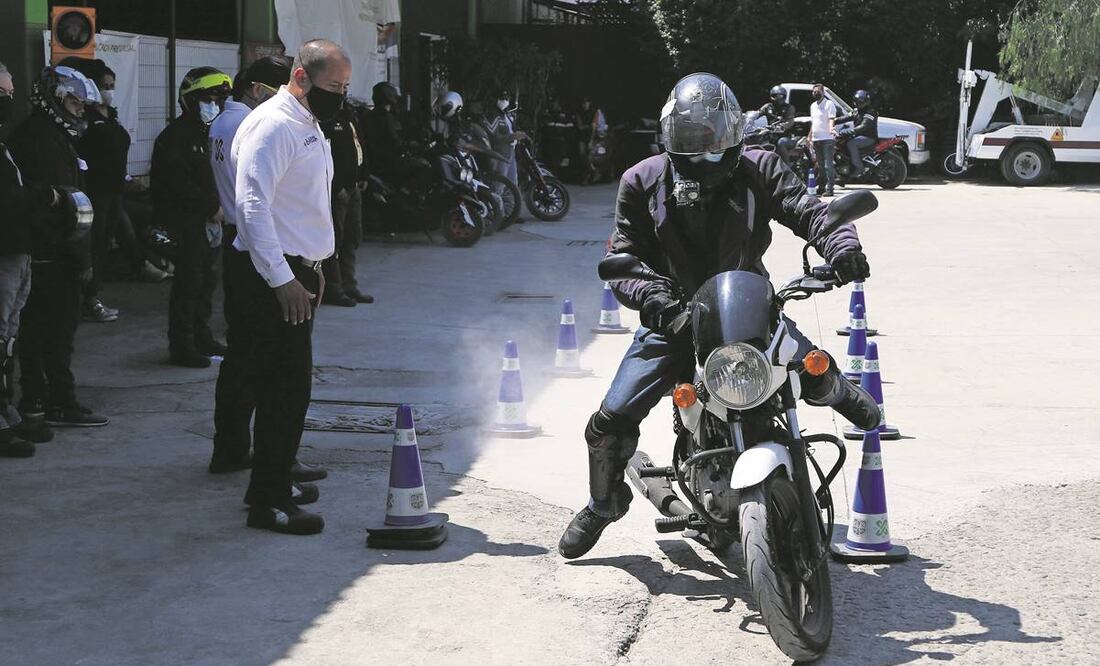 Una de las pruebas del curso consistía en frenar bajo un puñado de arena. Las llantas de las motos se derrapaban de inmediato y los motociclistas se aferraban a frenar adecuadamente. Foto: Carlos Mejía/EL UNIVERSAL