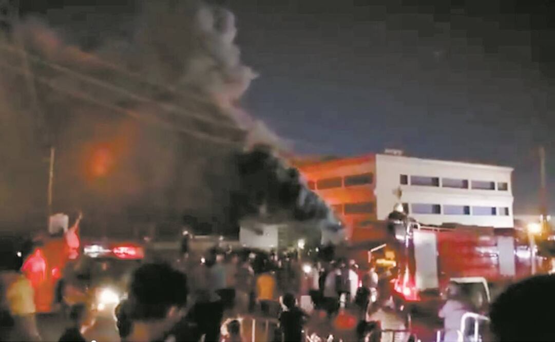 Rescatistas luchaban ayer por combatir el fuego en el hospital Al Husein de Nasiriya. Foto: Tomada de video