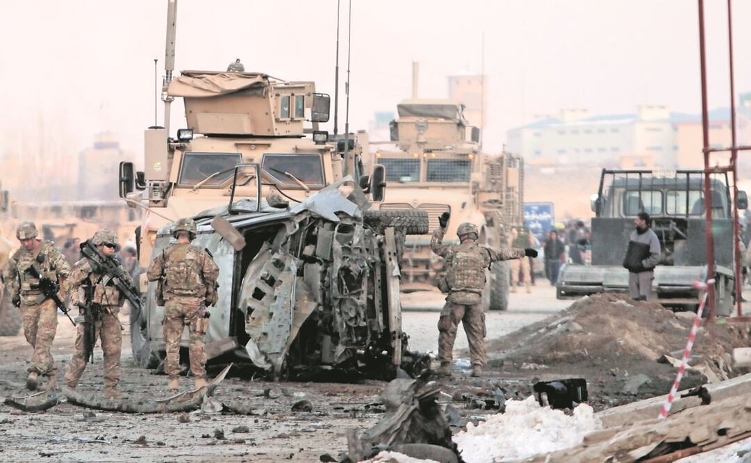 Soldados estadounidenses revisan el sitio donde ocurrió un ataque suicida, en Kabul, en el que perdieron la vida dos contratistas civiles. La guerra dejó muchos contratistas muertos, pero también mucho dinero a las empresas. Foto: Archivo. AP