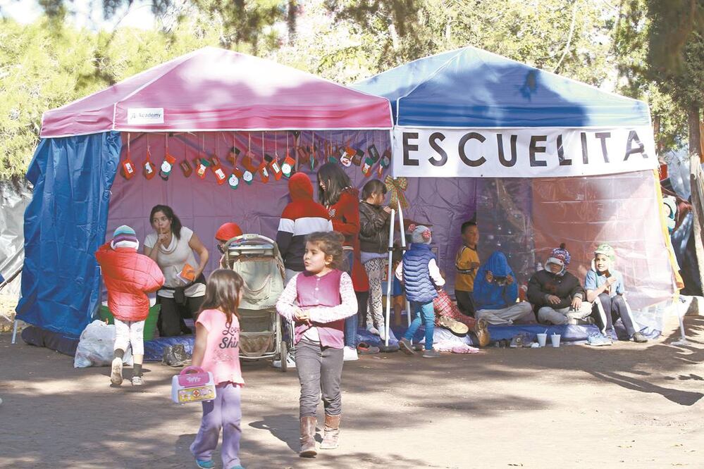 Las clases inician a las 12:00 horas y cada vez más menores acuden a la escuela ubicada en el parque El Chamizal. Foto/CHRISTIAN TORRES. EL UNIVERSAL
