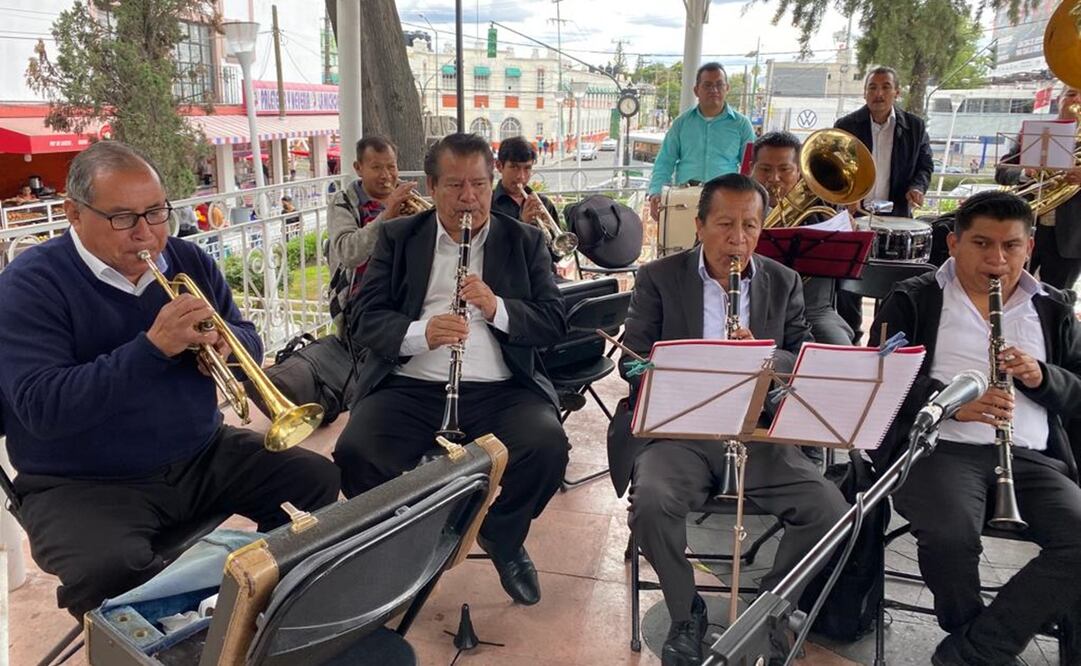La Orquesta de Iztacalco visita cada sábado diversos puntos de la Alcaldía para llevar la alegría y la cadencia del danzón. Foto: Especial