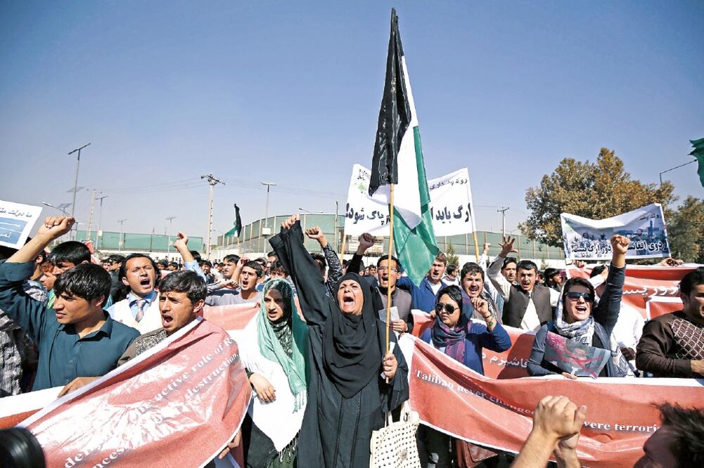 Mujeres afganas corean consignas durante una manifestación en contra del talibán, ayer, en Kabul. Los rebeldes fueron expulsados de Kunduz (HEDAYATULLAH AMID. EFE)